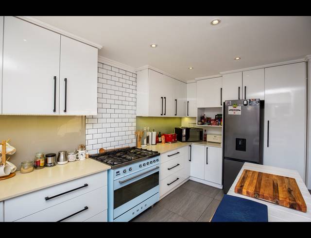 3 BEDROOM TOWNHOUSE FOR SALE IN UMHLANGA CENTRAL